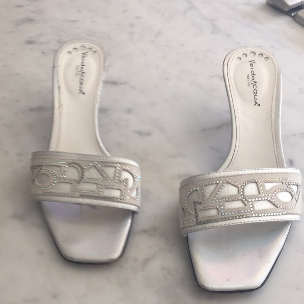 Open toe kitten heels in silver